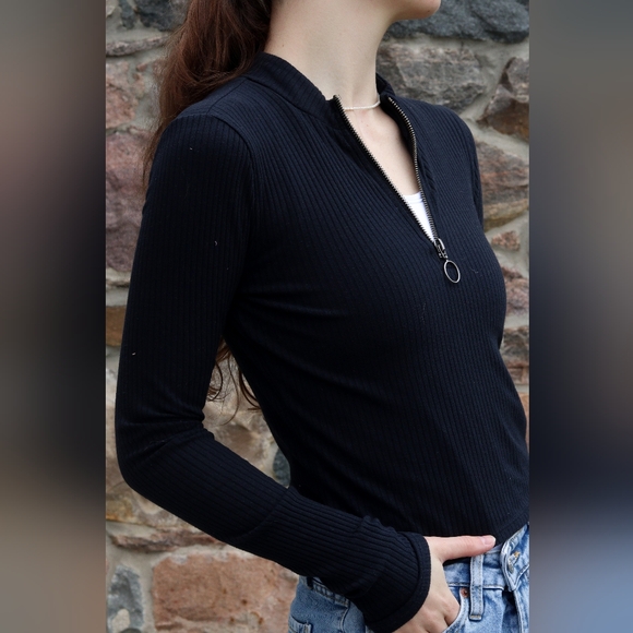 Black Ribbed Cropped Zipper Hollister Long Sleeve Tee - Picture 3 of 5